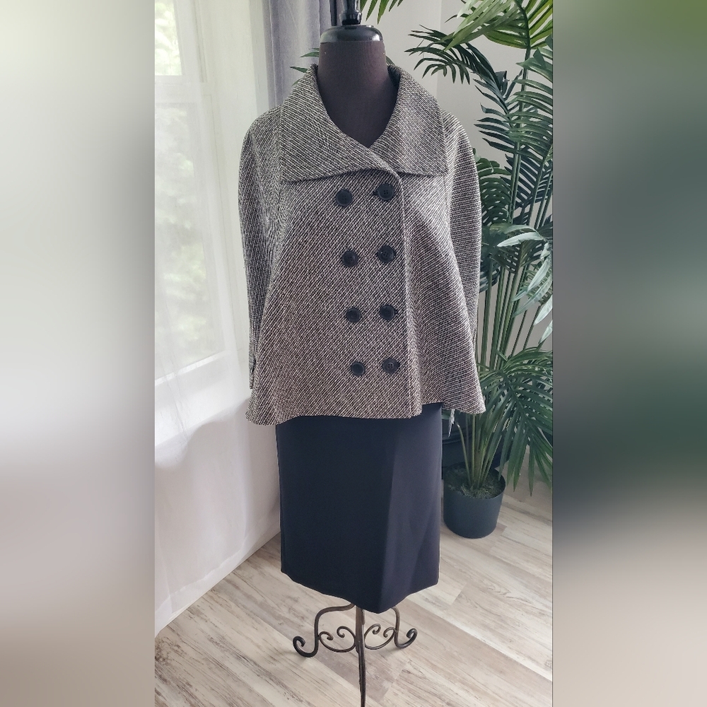 NWT Tahari Stylish Black Suit w/Tweed Cape Sz 8
